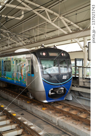 ジャカルタMRTの駅構内に停車する電車 137025743