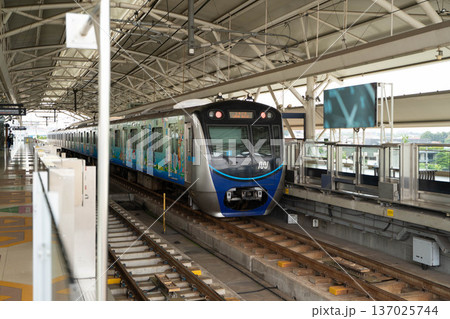 ジャカルタMRTの駅構内に停車する電車 ジャカルタMRTの駅構内に停車する電車 137025744