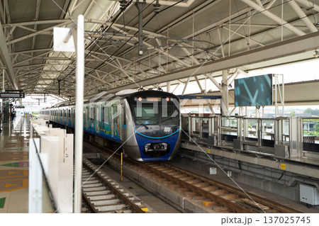 ジャカルタMRTの駅構内に停車する電車 ジャカルタMRTの駅構内に停車する電車 137025745