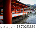 赤が美しい広島の宮島の厳島神社 137025889