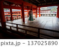 神主さんが掃除する厳島神社 137025890