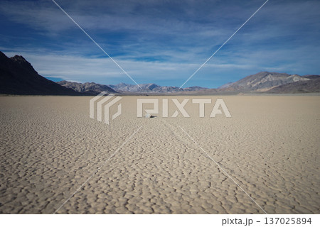デスバレー国立公園にあるレーストラック・プラヤの動く石 137025894