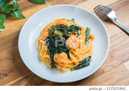 エビとほうれん草のトマトクリームパスタ 137025942
