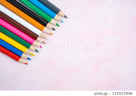 カラフルな色鉛筆とコピースペース、白背景の文房具イメージ 137025946