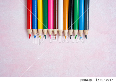 カラフルな色鉛筆とコピースペース、白背景の文房具イメージ 137025947