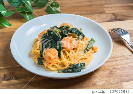エビとほうれん草のトマトクリームパスタ エビとほうれん草のトマトクリームパスタ 137025955
