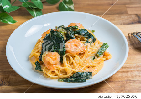 エビとほうれん草のトマトクリームパスタ 137025956