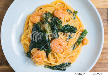 エビとほうれん草のトマトクリームパスタ エビとほうれん草のトマトクリームパスタ 137025958