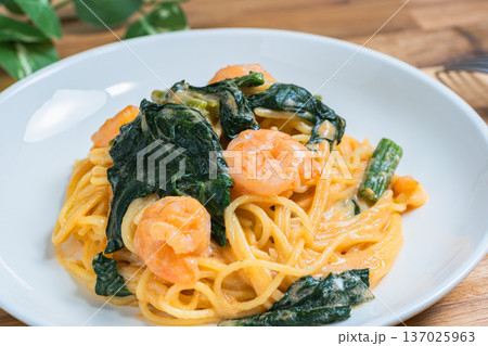 エビとほうれん草のトマトクリームパスタ 137025963