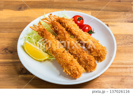 エビフライの盛り付け、キャベツとレモンを添えた定番洋食プレート エビフライの盛り付け、キャベツとレモンを添えた定番洋食プレート 137026116