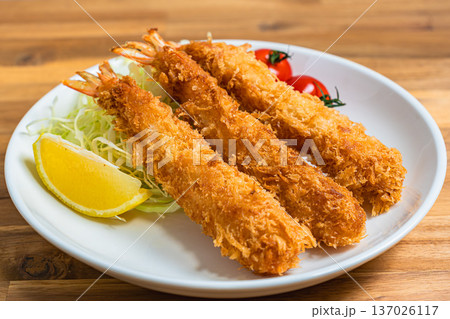 エビフライの盛り付け、キャベツとレモンを添えた定番洋食プレート 137026117
