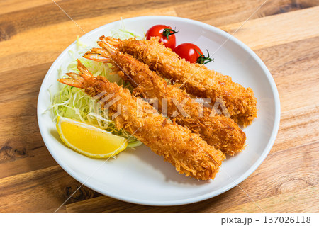 エビフライの盛り付け、キャベツとレモンを添えた定番洋食プレート 137026118