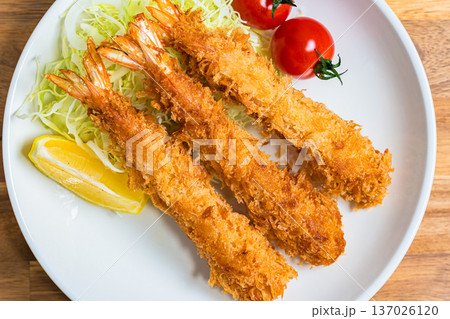 エビフライの盛り付け、キャベツとレモンを添えた定番洋食プレート 137026120