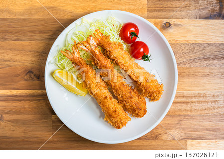 エビフライの盛り付け、キャベツとレモンを添えた定番洋食プレート エビフライの盛り付け、キャベツとレモンを添えた定番洋食プレート 137026121