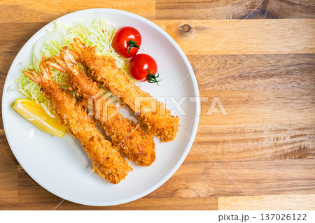 エビフライの盛り付け、キャベツとレモンを添えた定番洋食プレート エビフライの盛り付け、キャベツとレモンを添えた定番洋食プレート 137026122