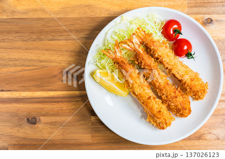 エビフライの盛り付け、キャベツとレモンを添えた定番洋食プレート 137026123