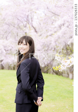 桜の前で振り向くOL 桜の前で振り向くOL 137026333