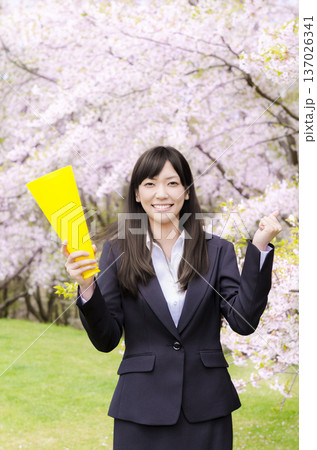 桜の前でメガホンを持つOL 137026341