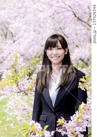 桜とOLのポートレート 桜とOLのポートレート 137026349