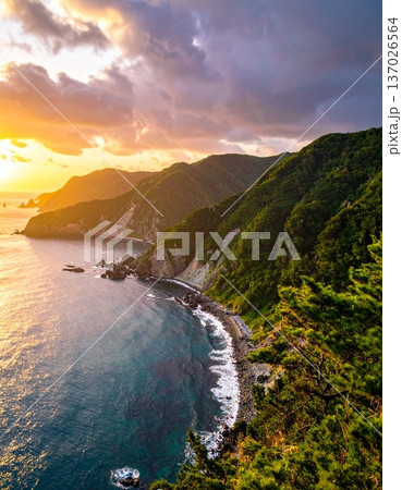 【AI生成画像】日本の自然美 知床半島の穏やかな夕暮れの時 137026564