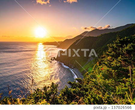 【AI生成画像】日本の自然美 知床半島の穏やかな夕暮れの時 137026566