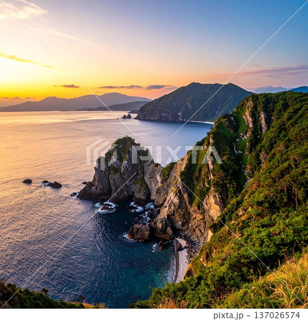 【AI生成画像】日本の自然美 知床半島の穏やかな夕暮れの時 137026574