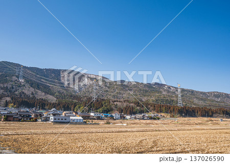 浅春の奥琵琶湖の田園風景　滋賀県長浜市永原 137026590