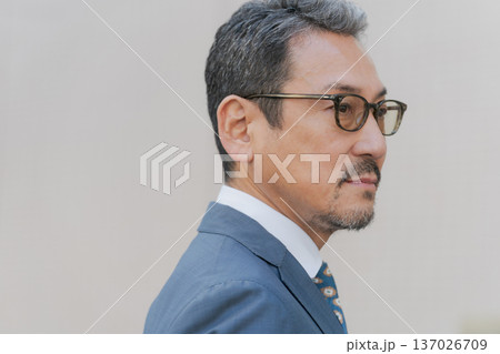 スーツを着た50代のビジネスマン 137026709