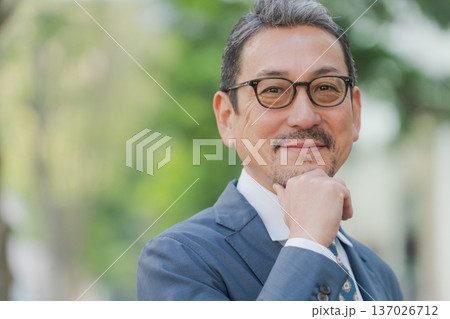 スーツを着た50代のビジネスマン 137026712