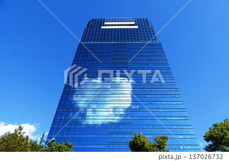 カーテンウォールのビルに映るハート型の雲 137026732