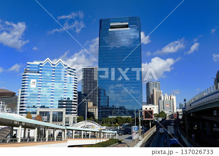 歩道橋から見たカーテンウォールのビルと幹線道路 歩道橋から見たカーテンウォールのビルと幹線道路 137026733