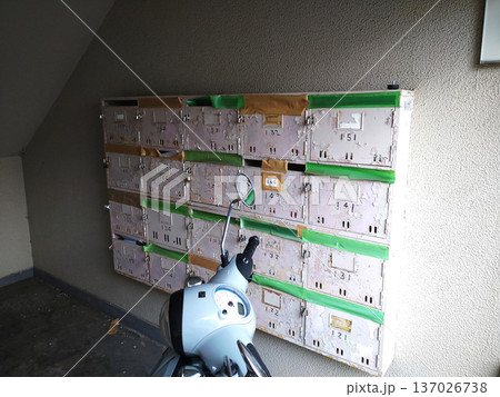 集合住宅の年季の入った郵便受けと原付バイク 集合住宅の年季の入った郵便受けと原付バイク 137026738