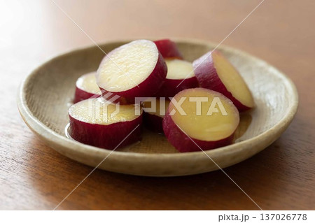 木のテーブルに置いたさつまいもの甘露煮 木のテーブルに置いたさつまいもの甘露煮 137026778