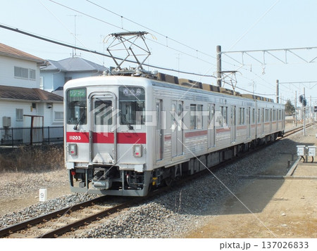 東武小泉線を走る10000型(東小泉駅にて撮影) 137026833