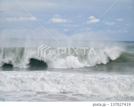 Photographer documents powerful shoreline wave, Vast crashing surf creates hollow barrel effect Photographer documents powerful shoreline wave, Vast crashing surf creates hollow barrel effect 137027419