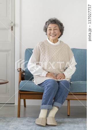 ソファに座る笑顔のシニア女性 137027757