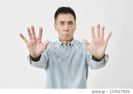 白背景でストップする男性 白背景でストップする男性 137027920