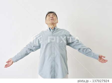 白背景で深呼吸する男性 137027924