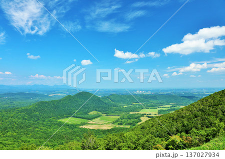 北海道 夏の青空と狩勝峠からの風景 北海道 夏の青空と狩勝峠からの風景 137027934