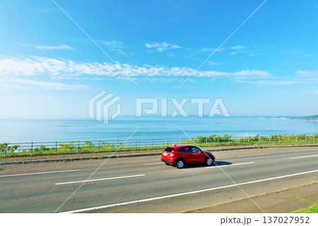 北海道 青空と海沿いの道を走る車 北海道 青空と海沿いの道を走る車 137027952