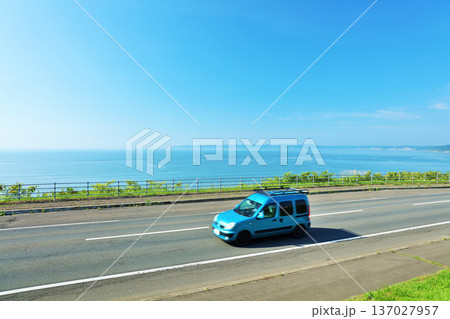 北海道 青空と海沿いの道を走る車 北海道 青空と海沿いの道を走る車 137027957
