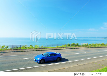 北海道 青空と海沿いの道を走る車 北海道 青空と海沿いの道を走る車 137027958
