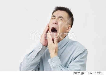 白背景で歯痛の男性 137027959