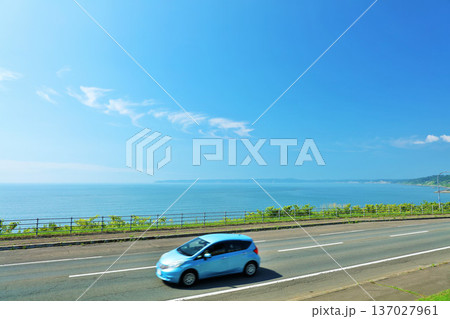 北海道 青空と海沿いの道を走る車 北海道 青空と海沿いの道を走る車 137027961