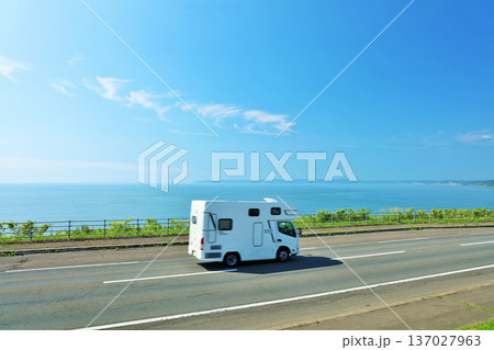 北海道　青空と海沿いの道を走るキャンピングカー 137027963