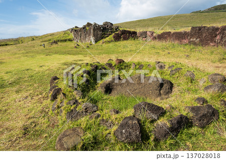 アフ・ビナプの顔だけ出たモアイ像とNo.2遺跡、イースター島 137028018