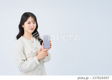 スマートフォンを操作する若い女性 137028307