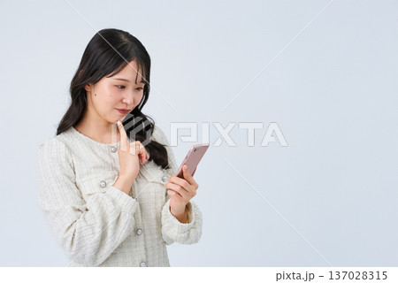 スマートフォンを操作する若い女性 137028315