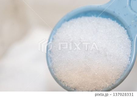 スプーンですくった塩 137028331