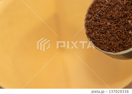 ペーパーフィルターにコーヒーの粉を入れる ペーパーフィルターにコーヒーの粉を入れる 137028338